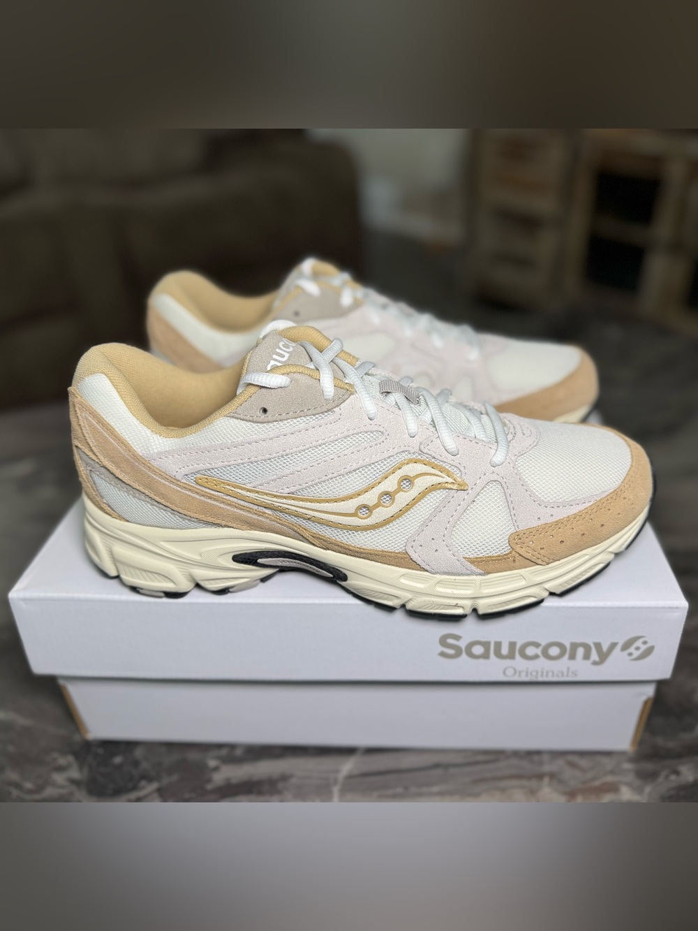 Saucony UNISEX  Beige and White Running Sneakers MENS 9/WOMEN 10.5